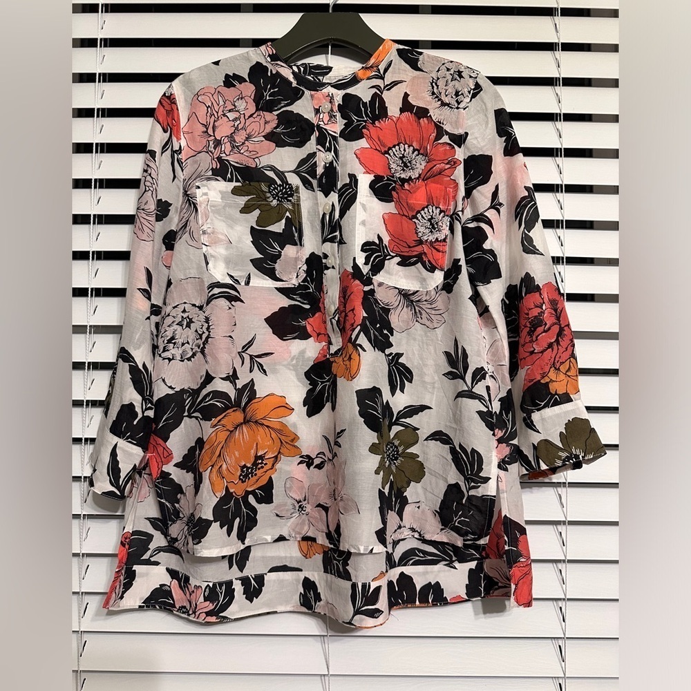 Ann Taylor Beautiful floral print half button top Size S